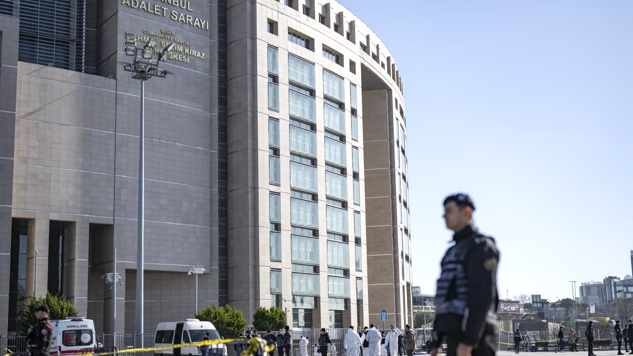 هجوم على محكمة في تركيا.. وأردوغان: سنواصل القتال ضد "الجماعات الإرهابية"