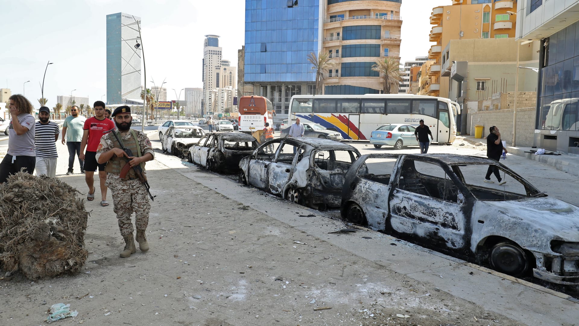 اشتباكات مسلحة في طرابلس الليبية بعد دخول باشاغا.. والدبيبة: يريدون الدمار