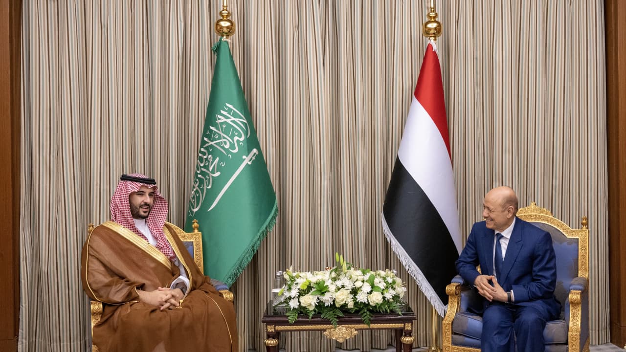 وزير دفاع السعودية للمجلس الرئاسي اليمني: دعمنا مستمر للوصول إلى حل سياسي شامل ينهي الأزمة