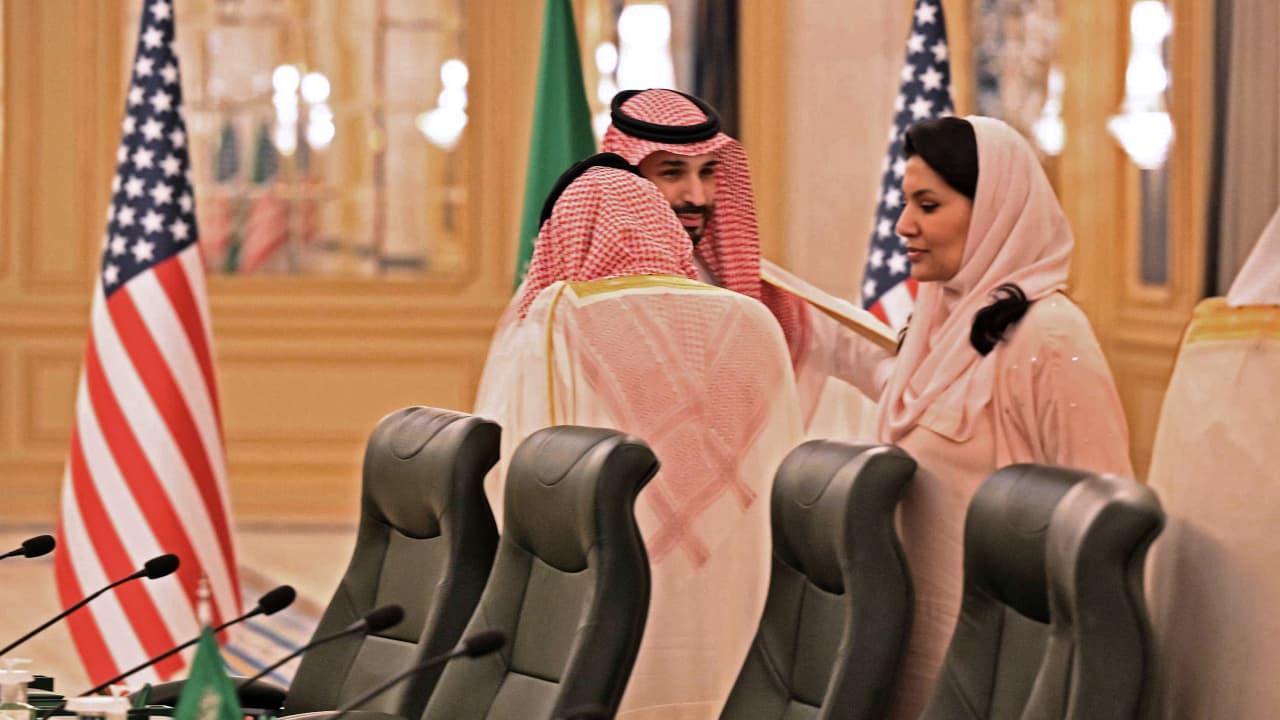 صورة أرشيفية للأميرة ريما بنت بندر مع محمد بن سلمان خلال استقبال بايدن بالرياض 