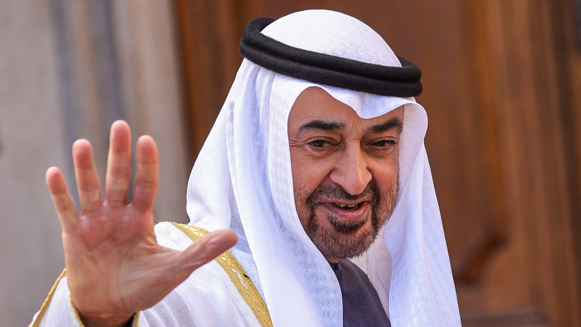 بصورة له وهو طفل ورسالة بخط اليد.. محمد بن زايد يهنئ المعلمين