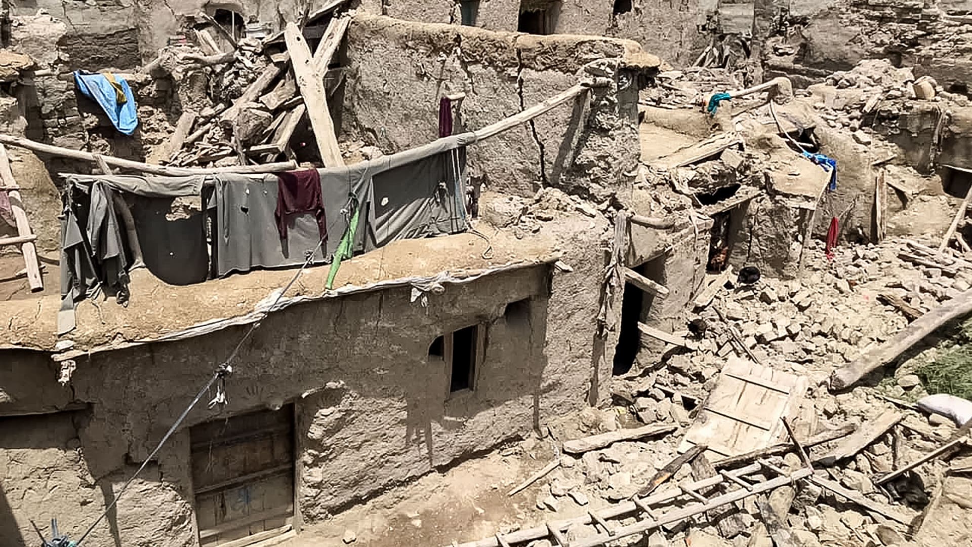 منازل مهدمة في أفغانستان  جراء الزلزال