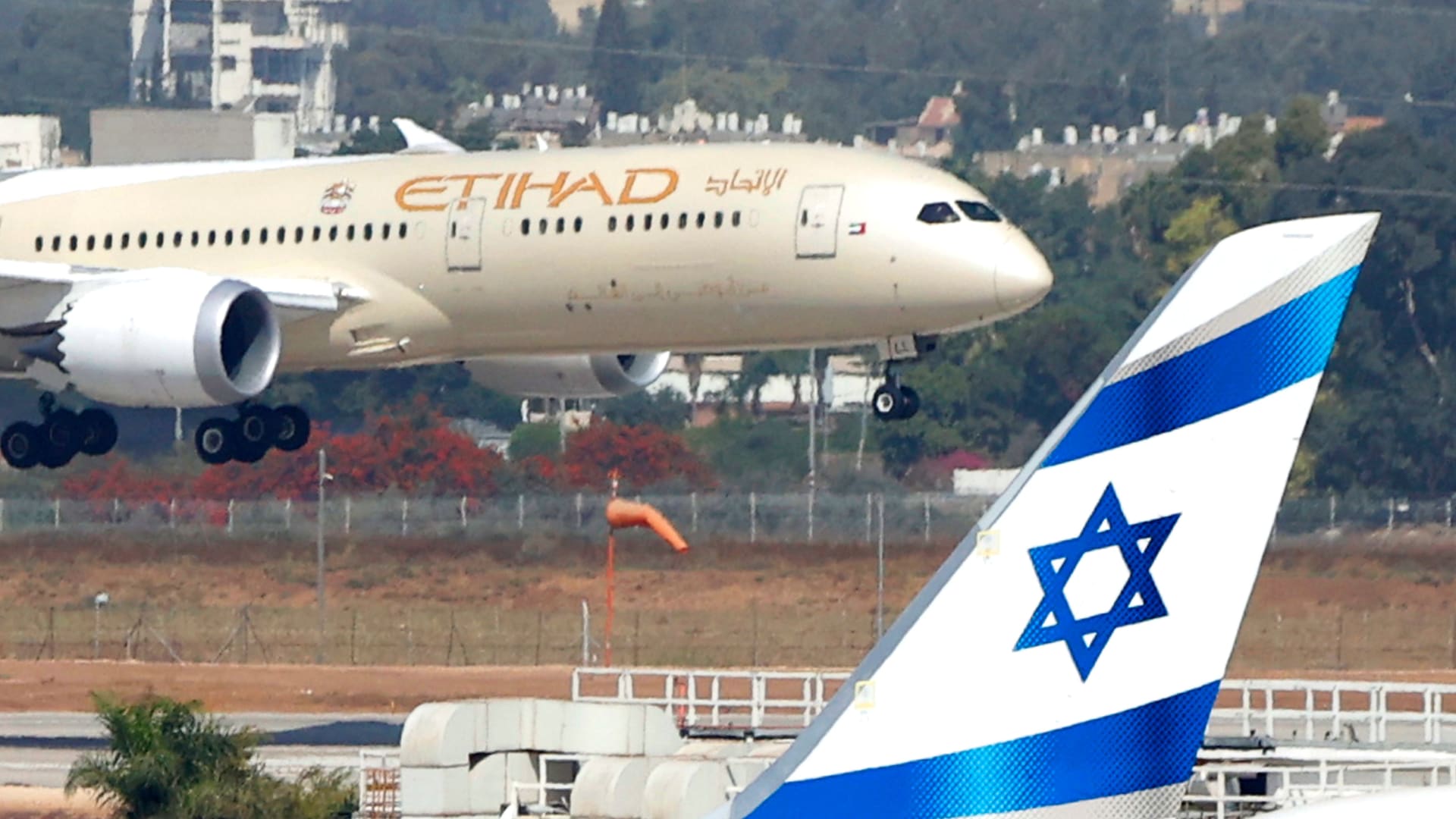 الاتحاد للطيران تٌسير أول رحلة منتظمة بين أبوظبي وتل أبيب.. والكشف عمن كان على متنها