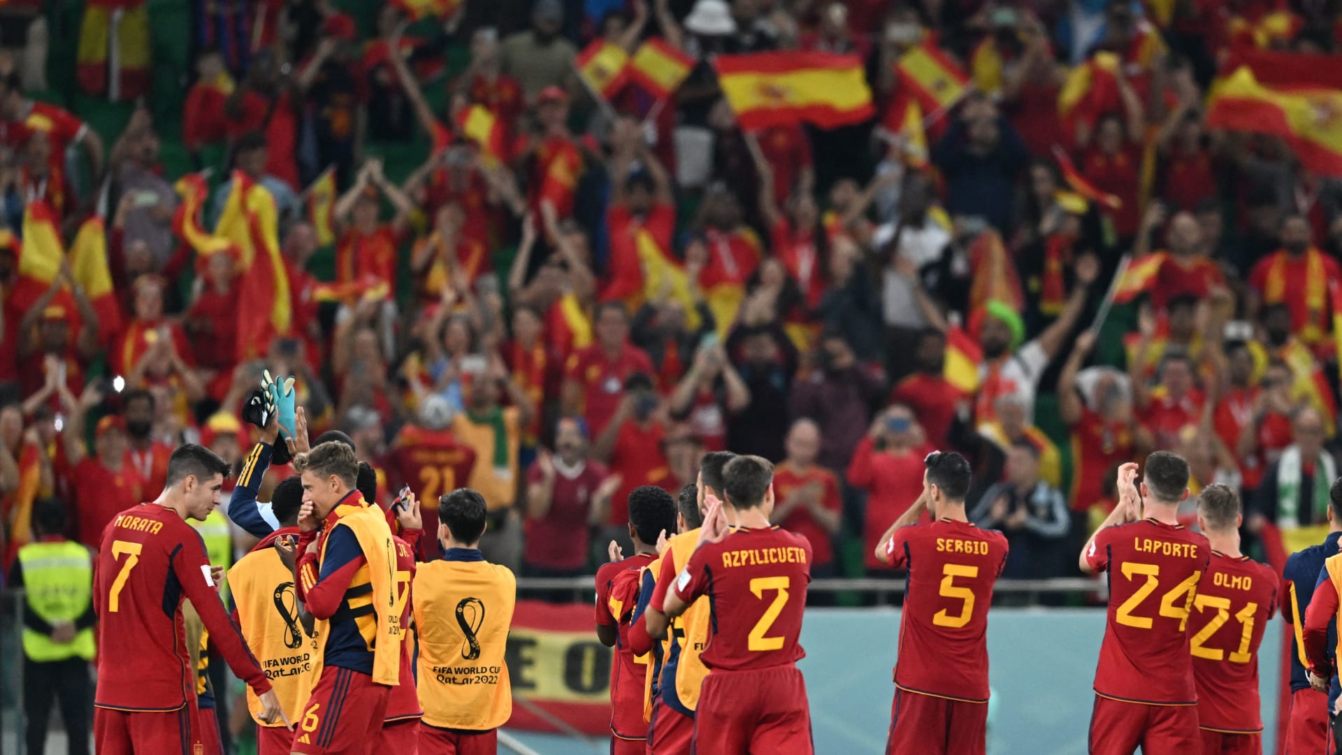 لاعبو المنتخب الإسباني يحتفلون بالفوز 