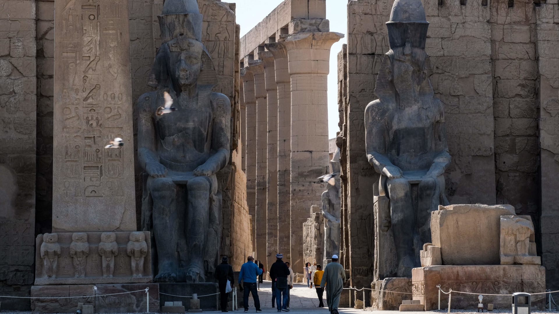 صورة أرشيفية لسياح  في مدينة الأقصر المصرية 