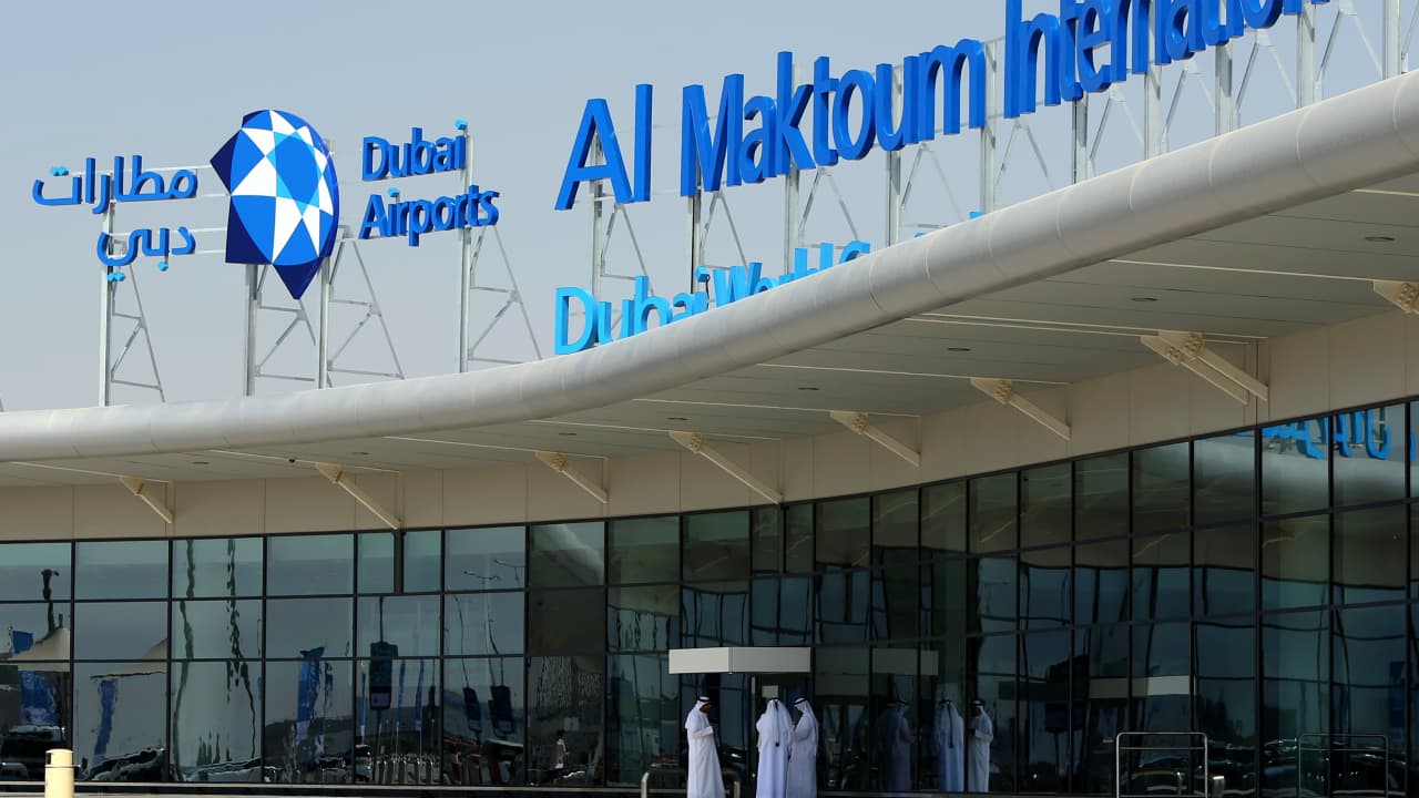 الإمارات تنتشل حطام طائرة قادها مصري وجنوب أفريقي بعد سقوطها بالبحر خلال رحلة تدريبية
