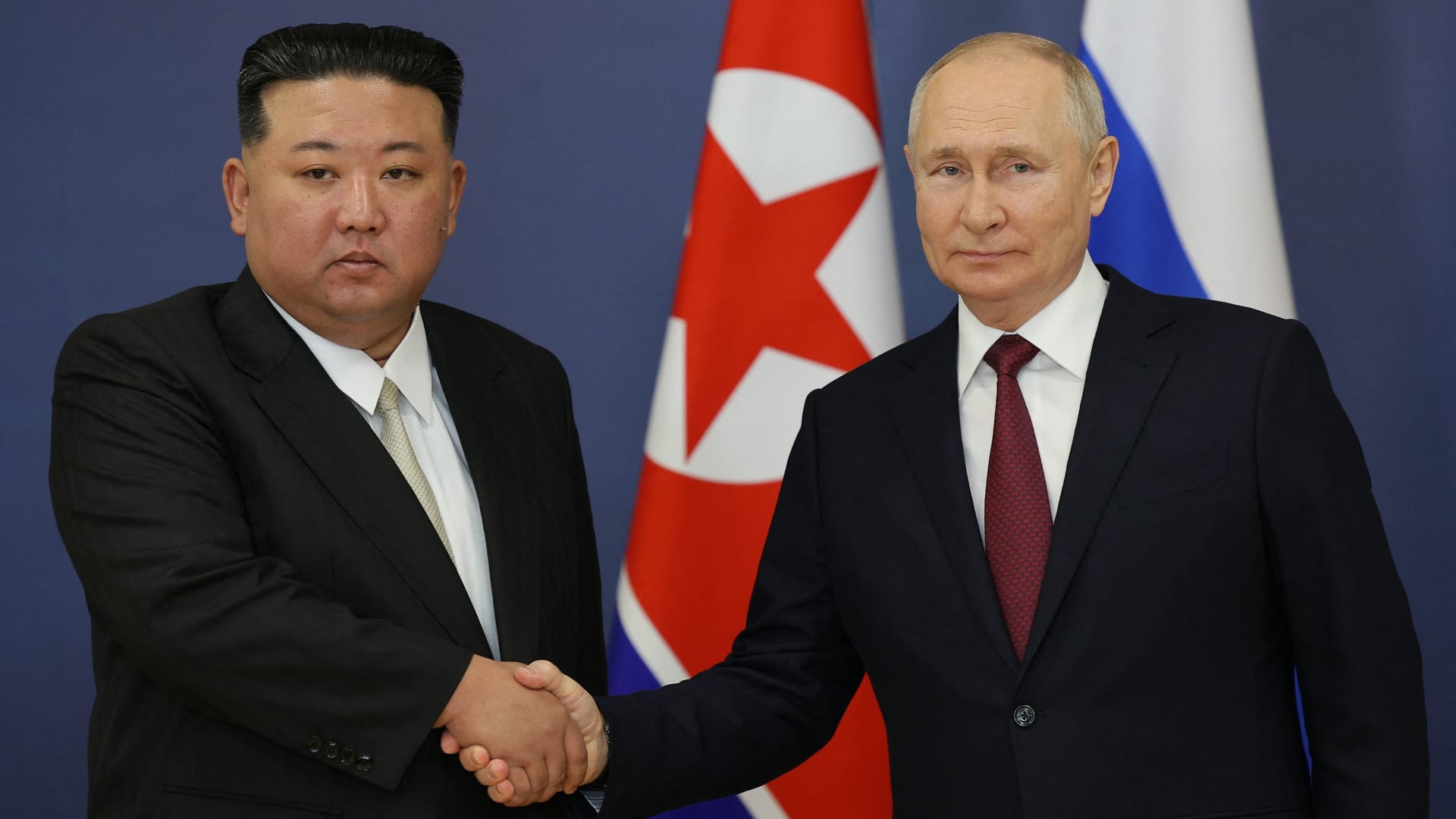 بوتين يستقبل زعيم كوريا الشمالية.. شاهد لحظة مصافحتهما وكيف ظهرت شقيقة كيم أمام الرئيس الروسي