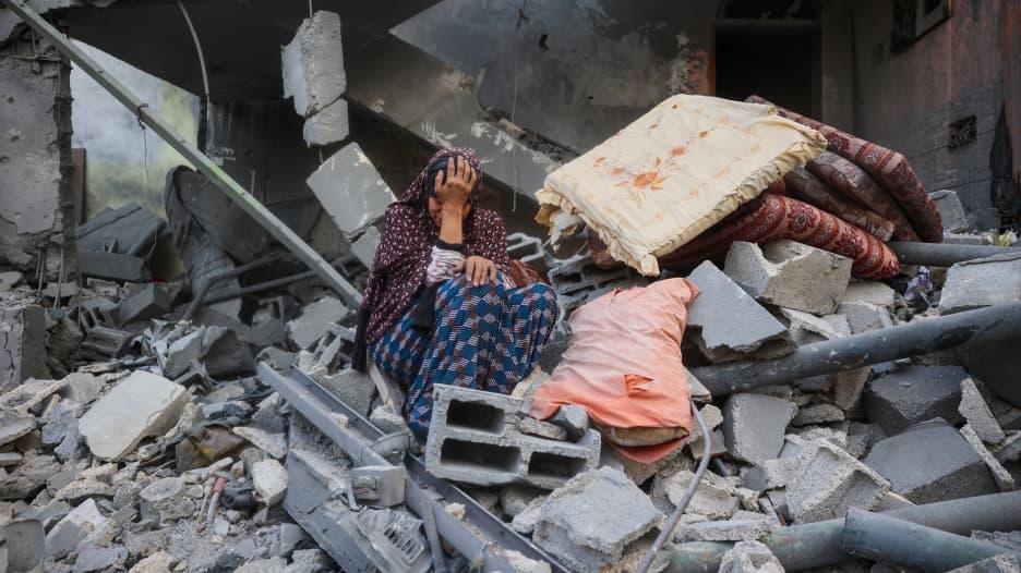 "لم أشهد مثله من قبل".. طبيبة في غزة تروي "فظائع" ما رأته جراء الغارات الإسرائيلية على القطاع