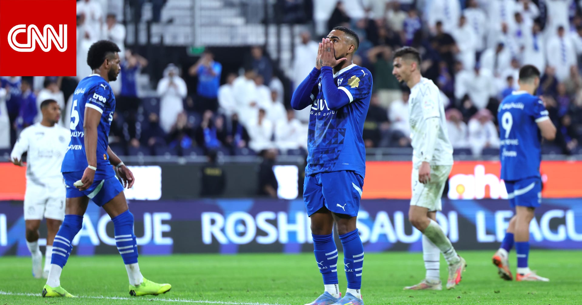 السعودية.. ماذا فعل لاعبو الهلال بعد التعثر بالتعادل أمام الشباب؟