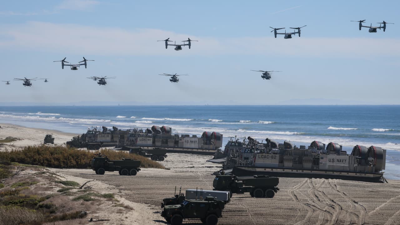 أمريكا ترسل وحدة استجابة سريعة من مشاة البحرية إلى الشرق الأوسط.. ومسؤولون يكشفون السبب