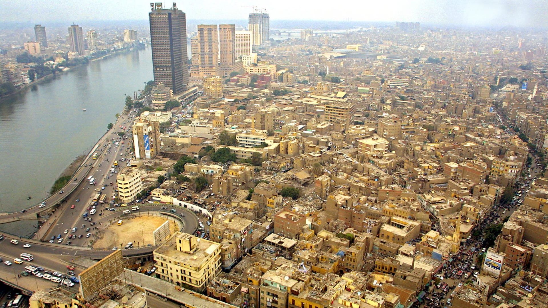 مصر.. فيديو فتاة تتعرض للركل والضرب من شاب والداخلية توضح