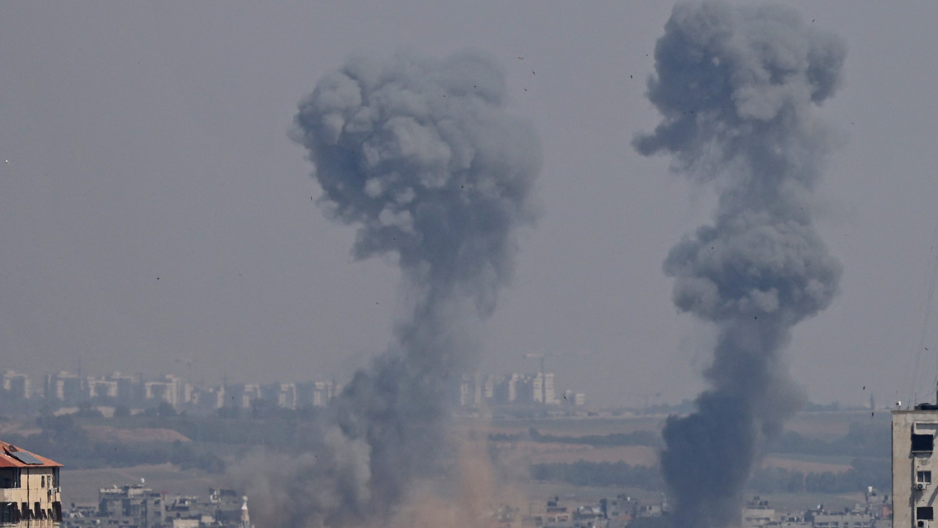 غارات إسرائيلية جديدة وإطلاق صواريخ من غزة.. ودوي صافرات الإنذار في تل أبيب