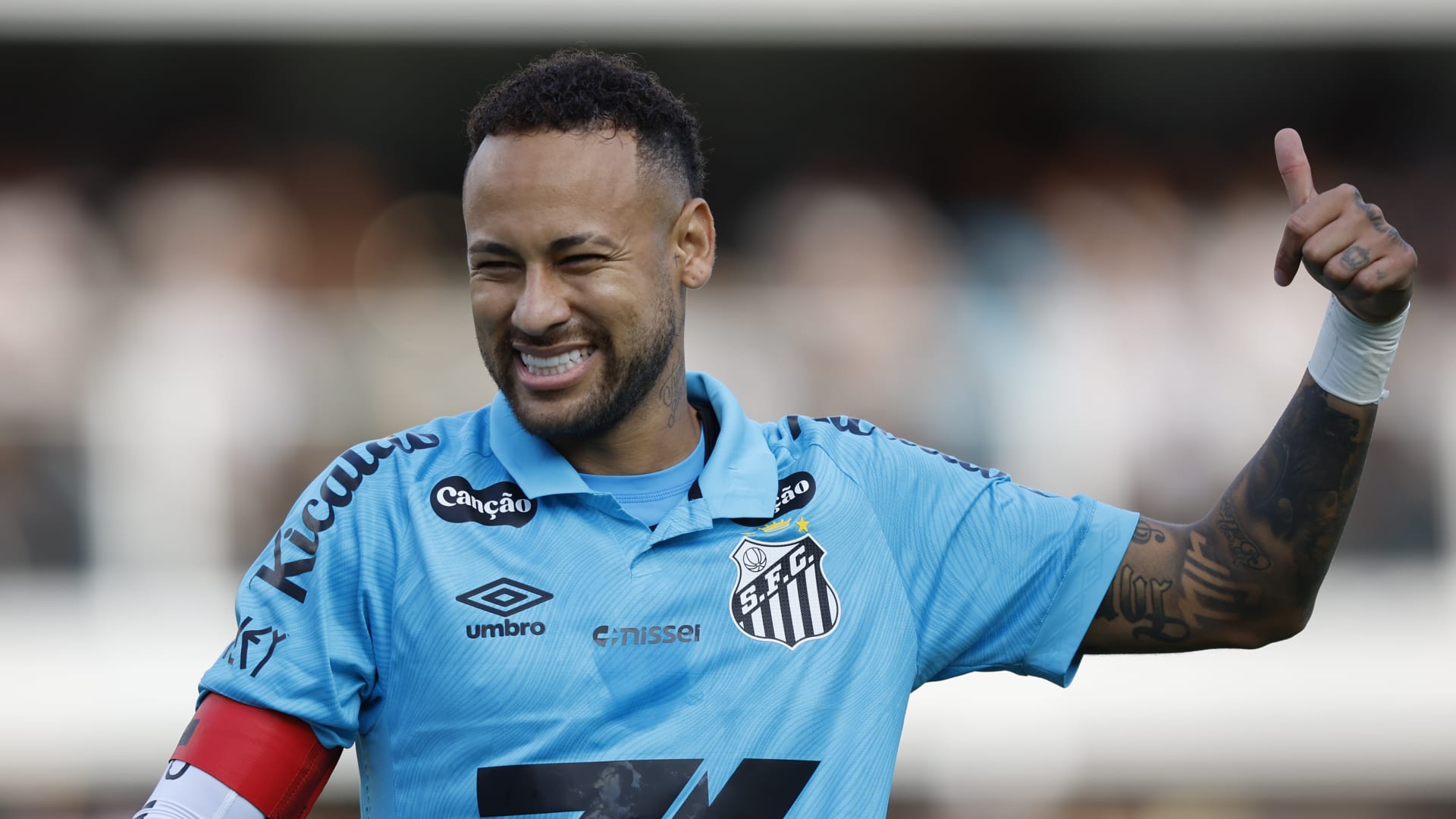 الدوري البرازيلي.. نيمار يفاجئ طفلاً من جماهير المنافس ويبكيه فرحاً