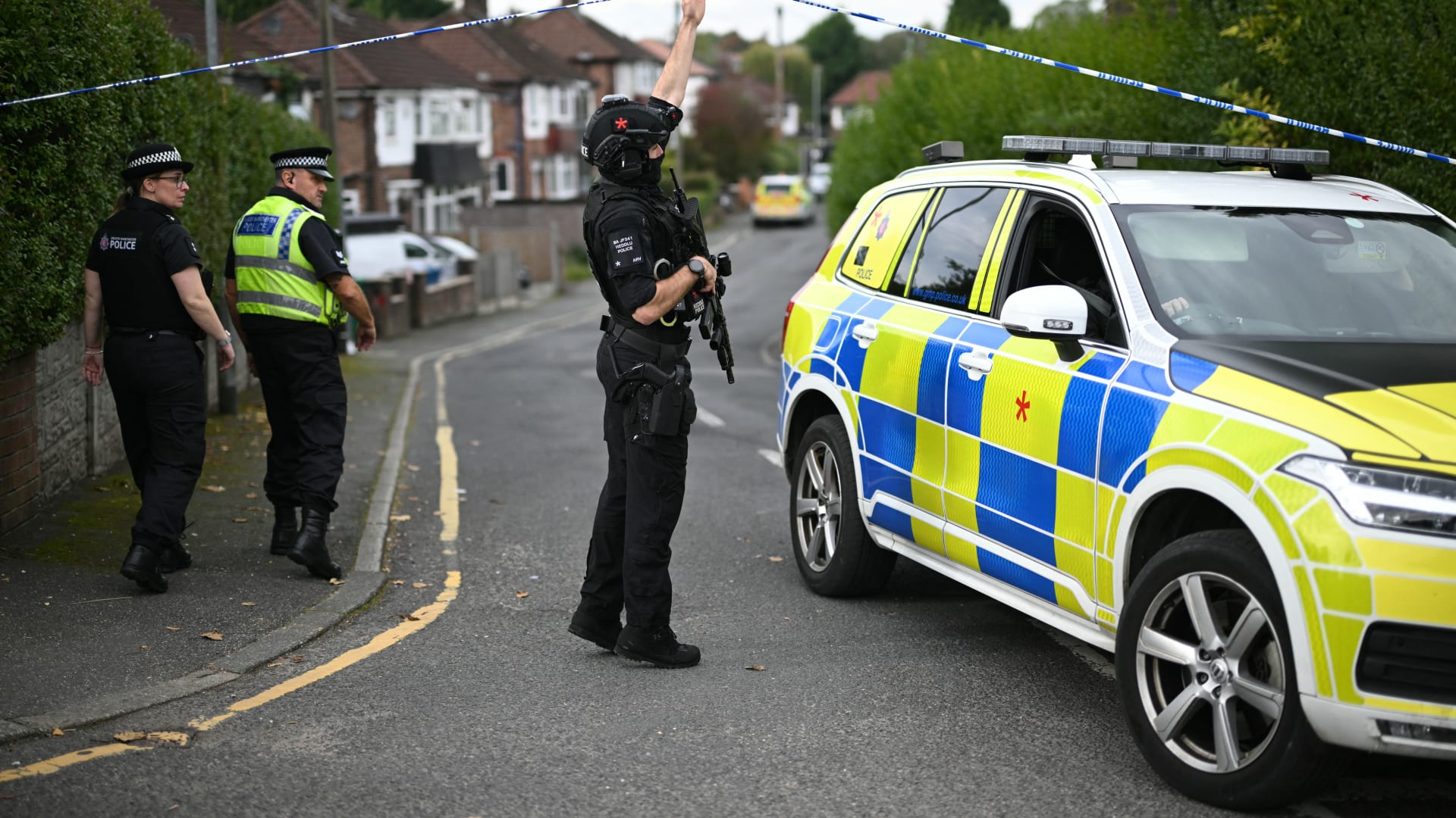 إعلان هجوم كنيس مانشستر "حادثة إرهابية".. والشرطة تكشف مصير المشتبه به
