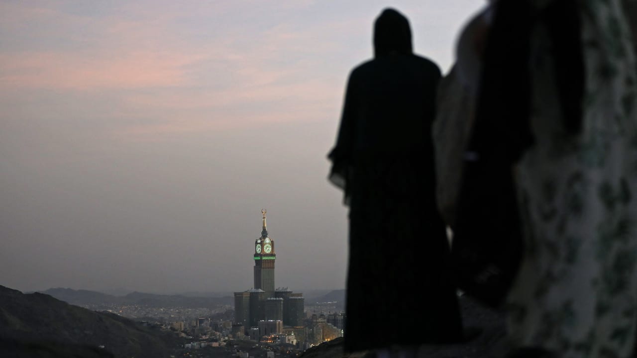 آية قرآنية متداولة بعد ضرب صاعقة برج الساعة في مكة السعودية