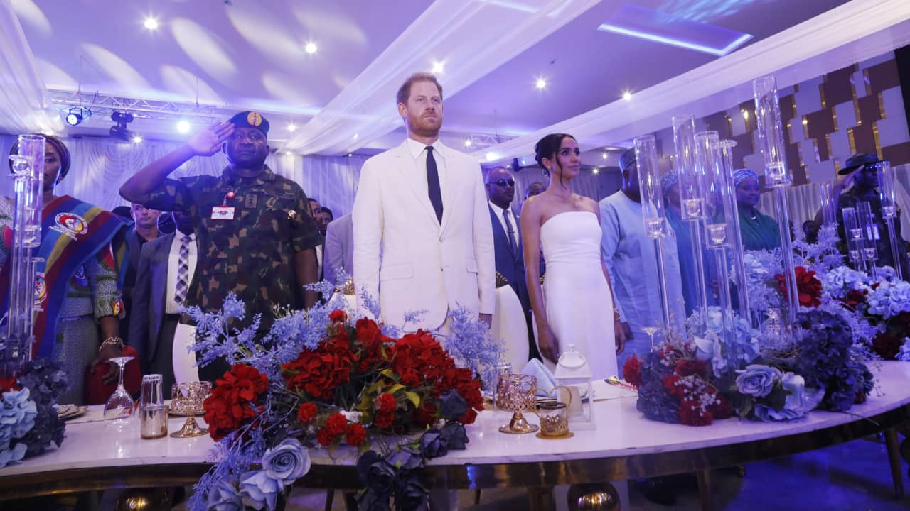 صور تكشف حفاوة استقبال الأمير هاري وزوجته ميغان في نيجيريا
