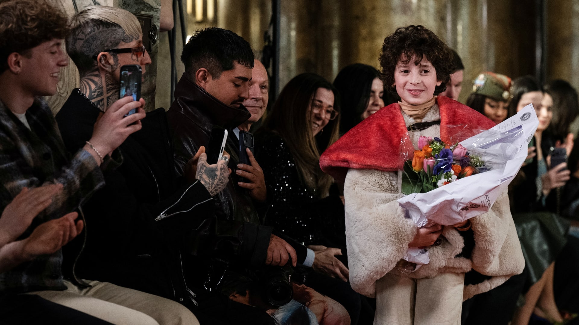 بعمر 9 سنوات..أصغر مصمم أزياء في العالم يشارك في أسبوع الموضة في باريس