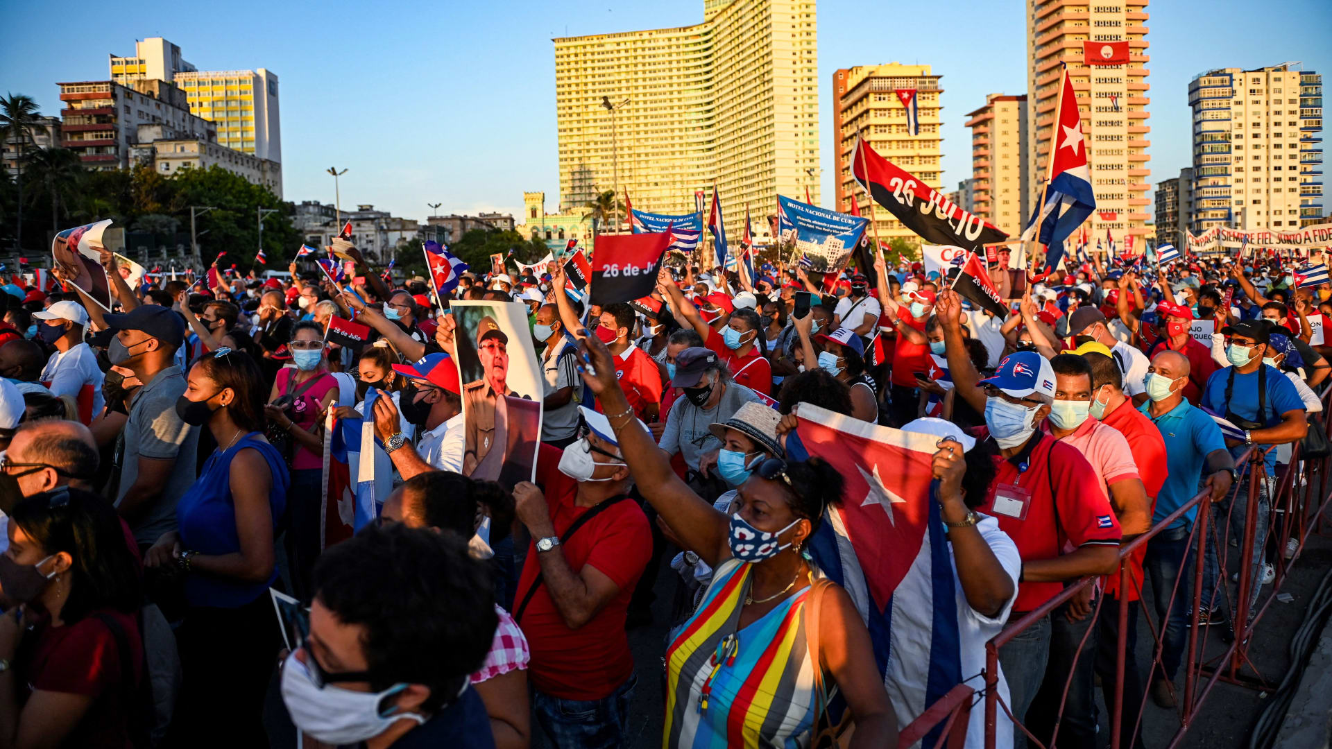 بعد احتجاجات مدوية.. مسيرة مؤيدة للحكومة في كوبا بحضور راؤول كاسترو ورئيس البلاد