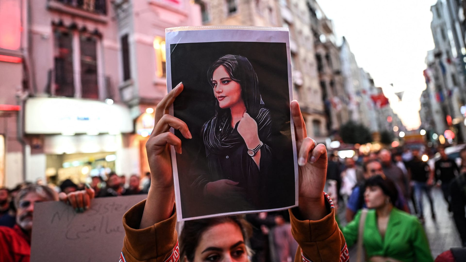 أكاديمية إيرانية من المنفى تتحدث لـCNN عن اختلاف مظاهرات مهسا أميني عن سابقاتها بإيران