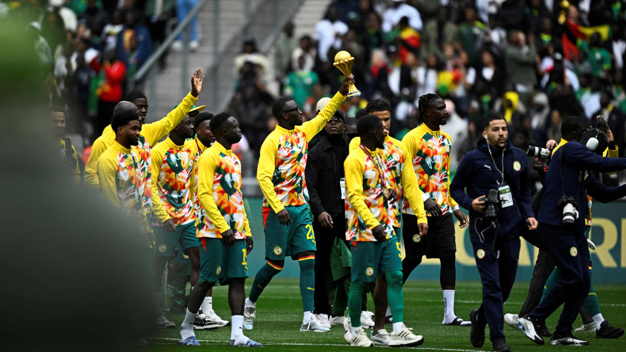 رغم تجريدها من اللقب.. السنغال تحتفل بكأس إفريقيا خلال لقاء بيرو