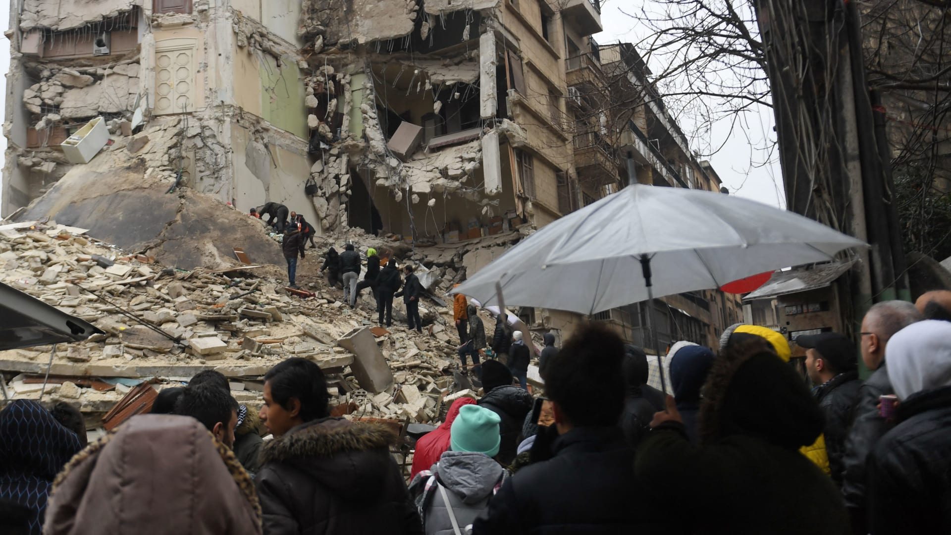 شاهد.. عمليات انتشال متضررين من تحت الأنقاض بتركيا بعد الزلزال المدمر