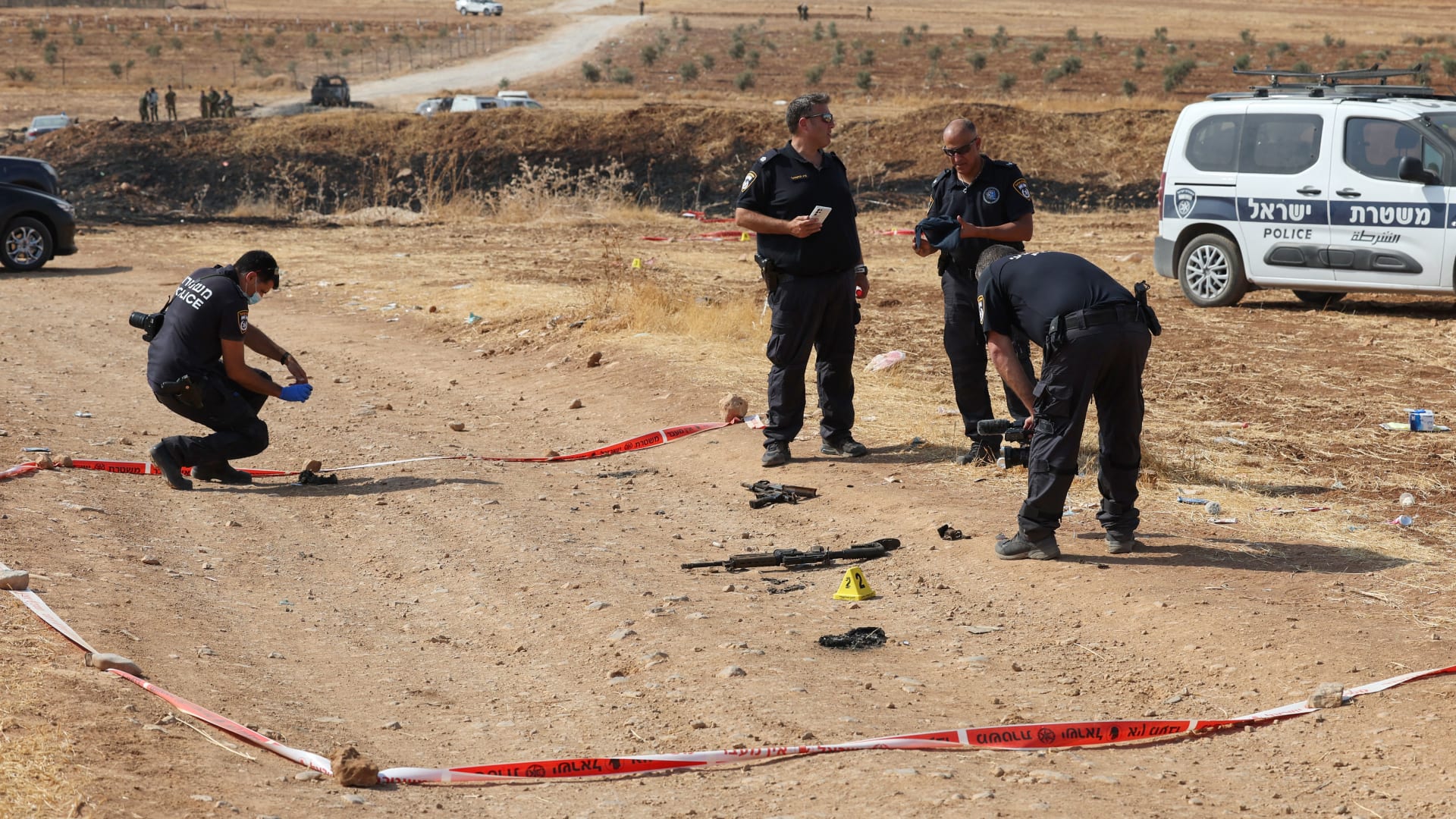 عناصر من قوات الأمن الإسرائيلية يتفقدون موقع حادث إطلاق النار