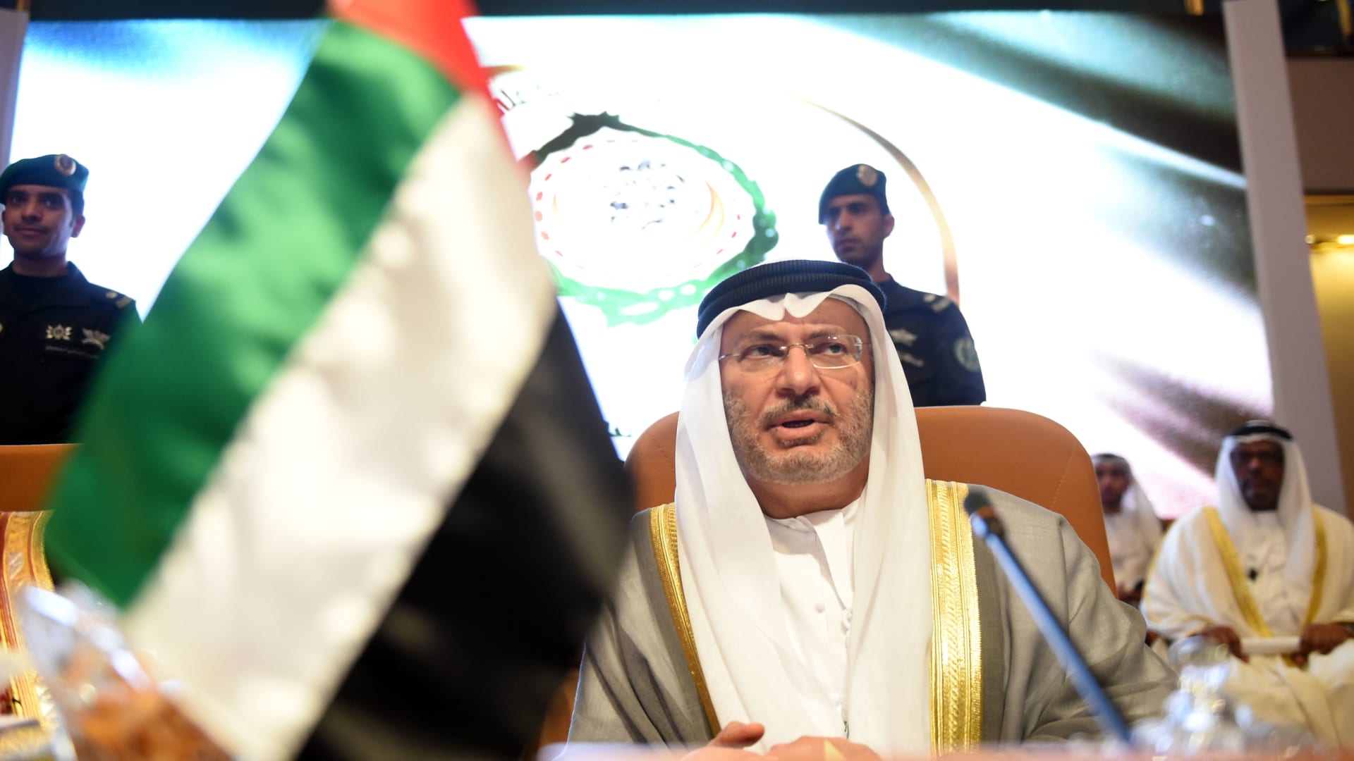 قرقاش ندين الفظائع في السودان وهناك حملات إعلامية لتصوير موقفنا بشكل مختلف