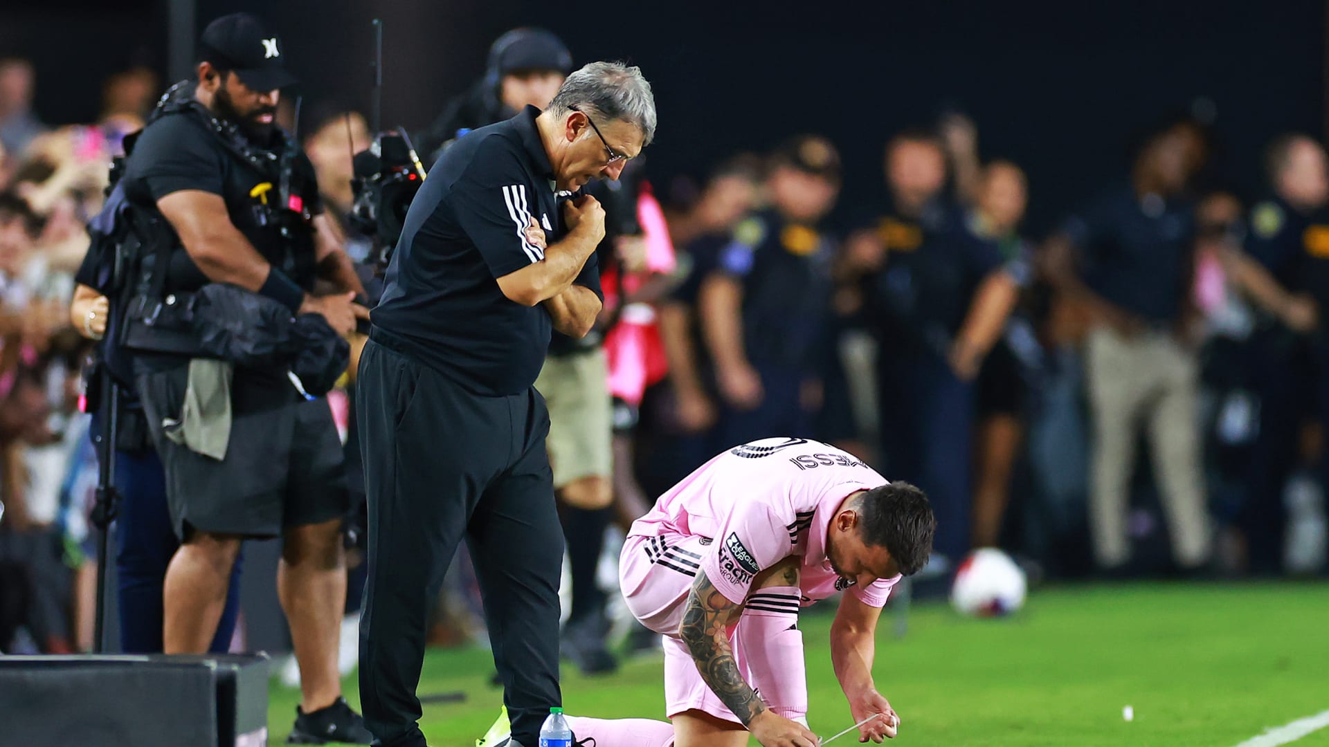 لقطة من الدوري الأمريكي.. ميسي يفاجئ مدرب الخصم بعناق حار