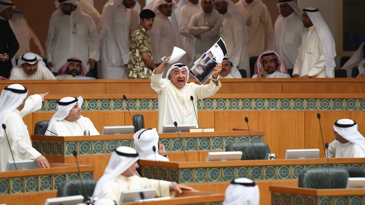 ولي عهد الكويت يعلن اللجوء للدستور وحل مجلس الأمة والدعوة لانتخابات عامة