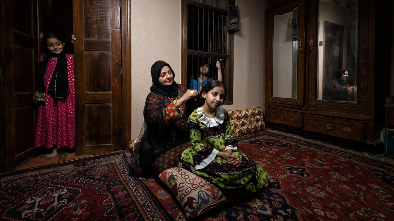 "هن الحكاية".. صور مؤثرة لأدوار النساء من حول العالم