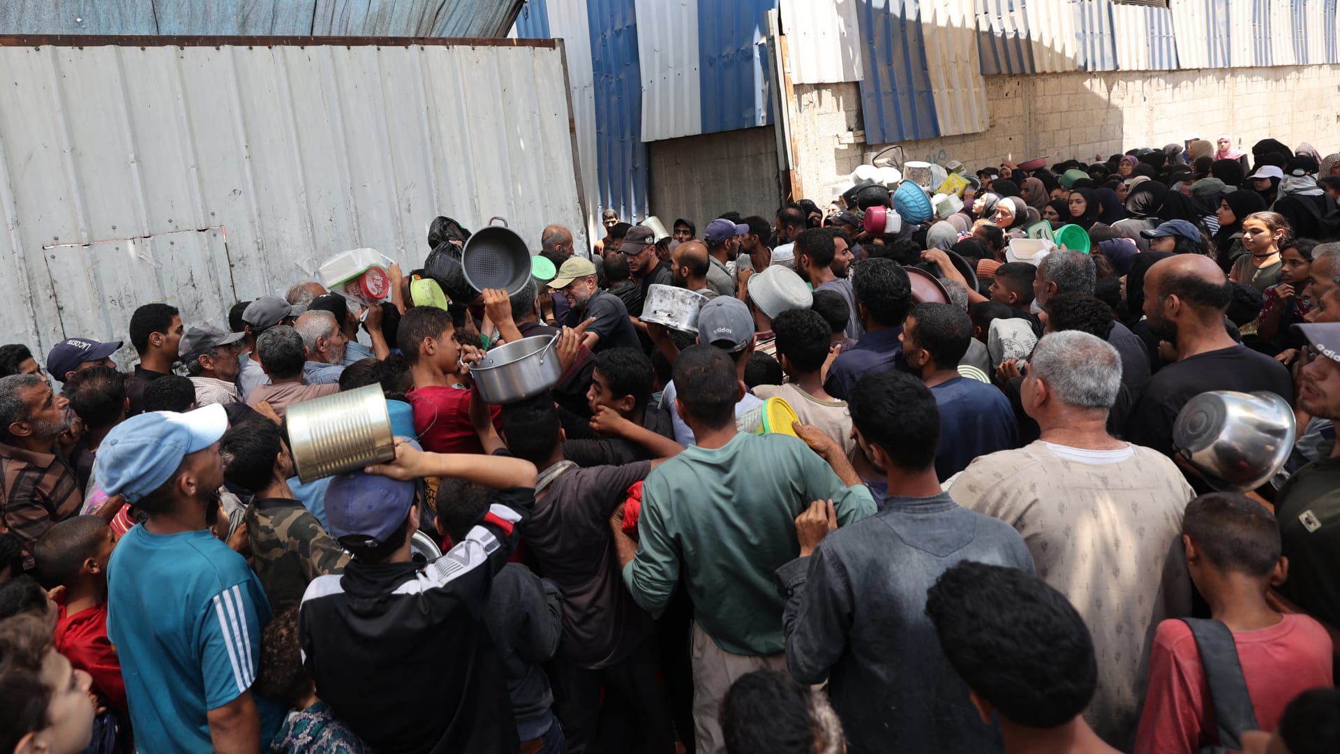 غزة.. تدافع بين فلسطينيين على مساعدات يودي بحياة 20 شخصا على الأقل