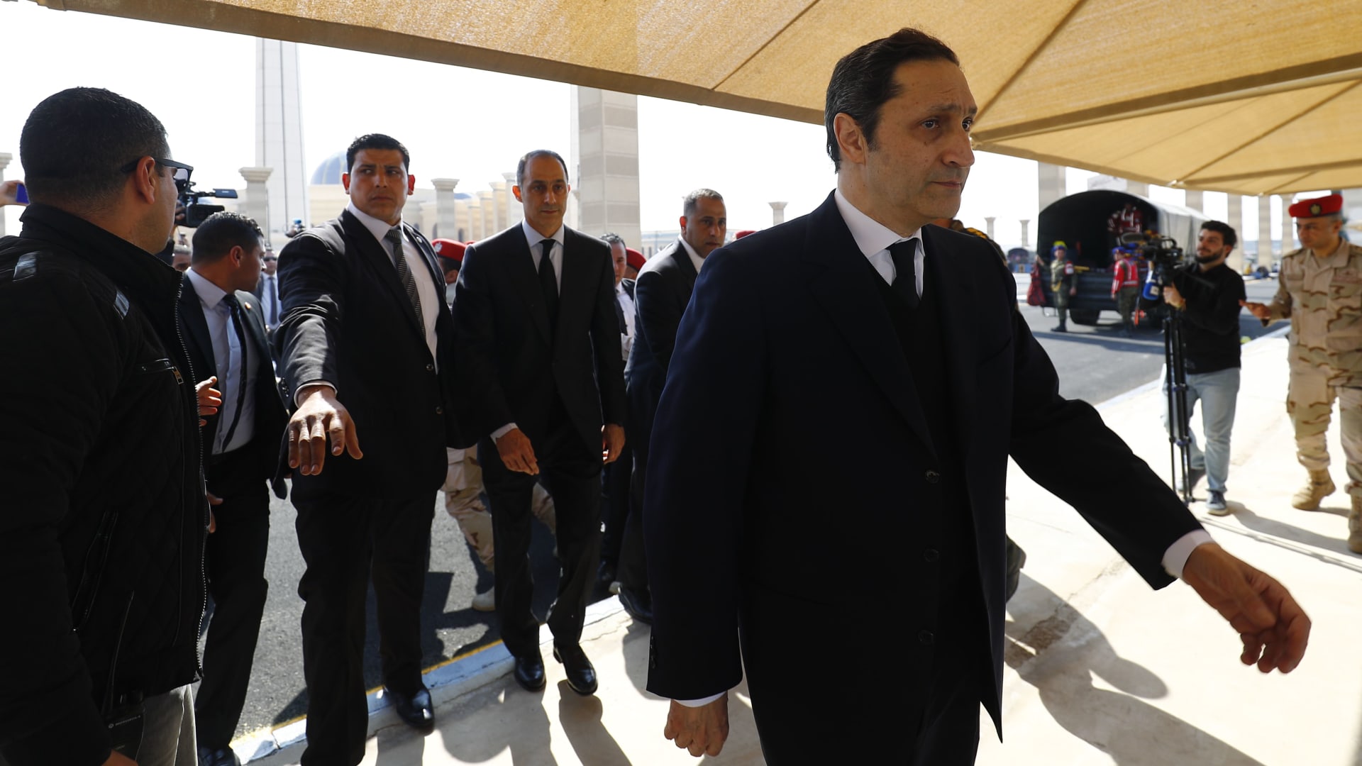 كيف رد علاء مبارك على متابع طلب منه الترشح لرئاسة مصر؟