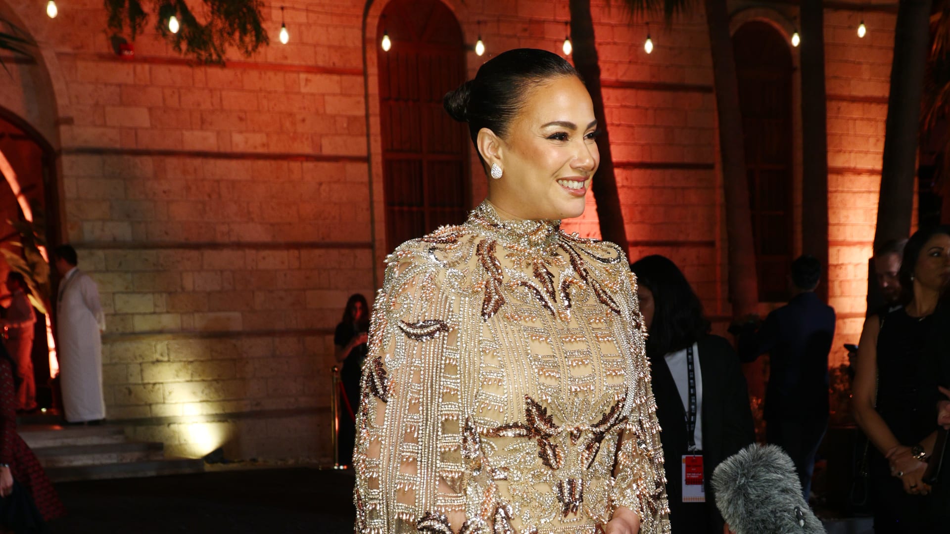 السعودية.. هند صبري تتألّق بفستان من توقيع زهير مراد في ليلة تكريمها