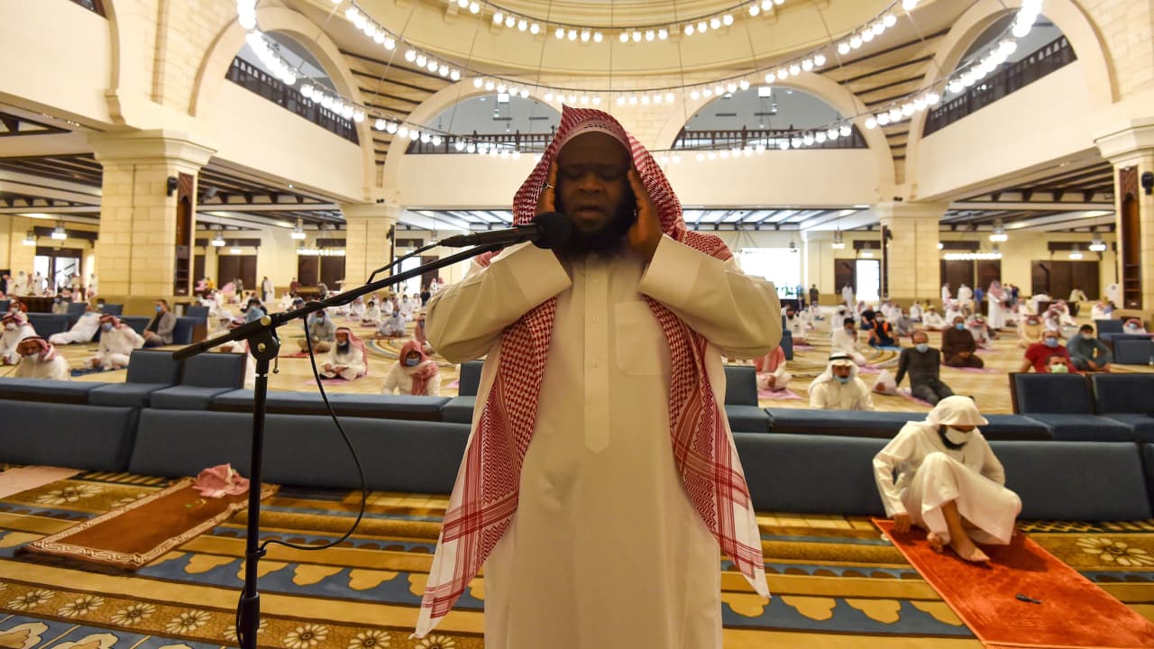 السعودية.. الإمام الذي لا يتقن التلاوة النجدية للقرآن لا يسمح له بالإمامة بمساجد الرياض