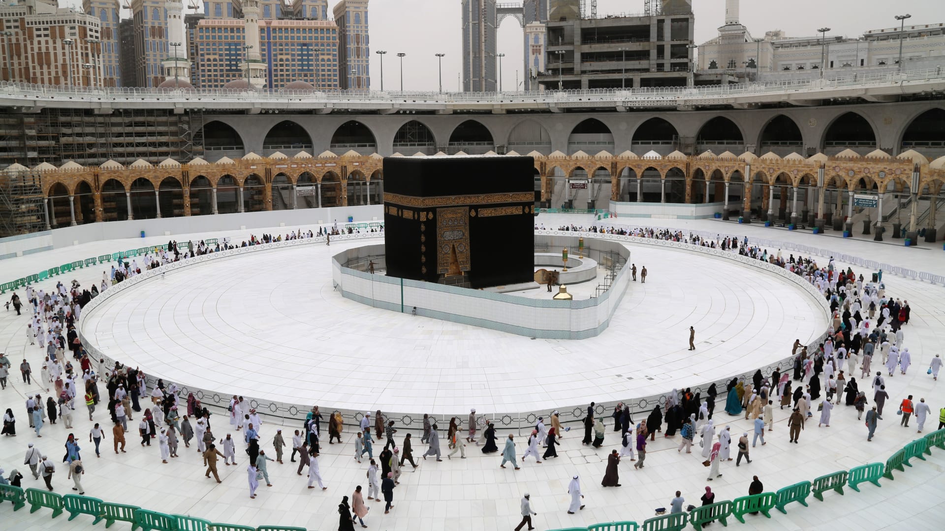 صورة أرشيفية لطواف حول الحرم المكي