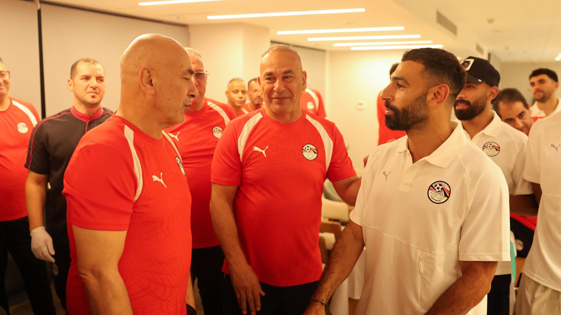 لاعبو منتخب مصر يحتفلون بتجديد عقد حسام حسن.. وهذه رسالة صلاح إلى المدرب
