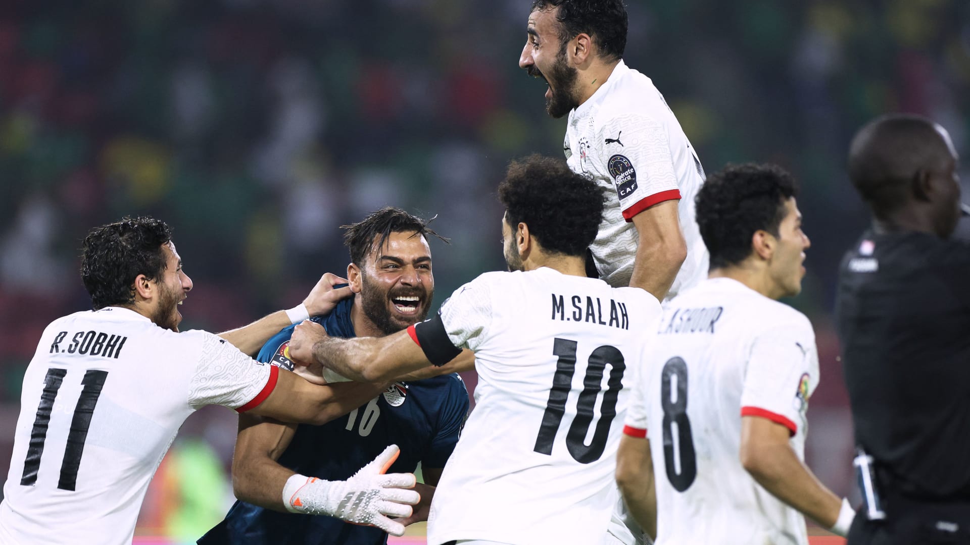 لاعبو المنتخب المصري يحتفلون بالفوز 