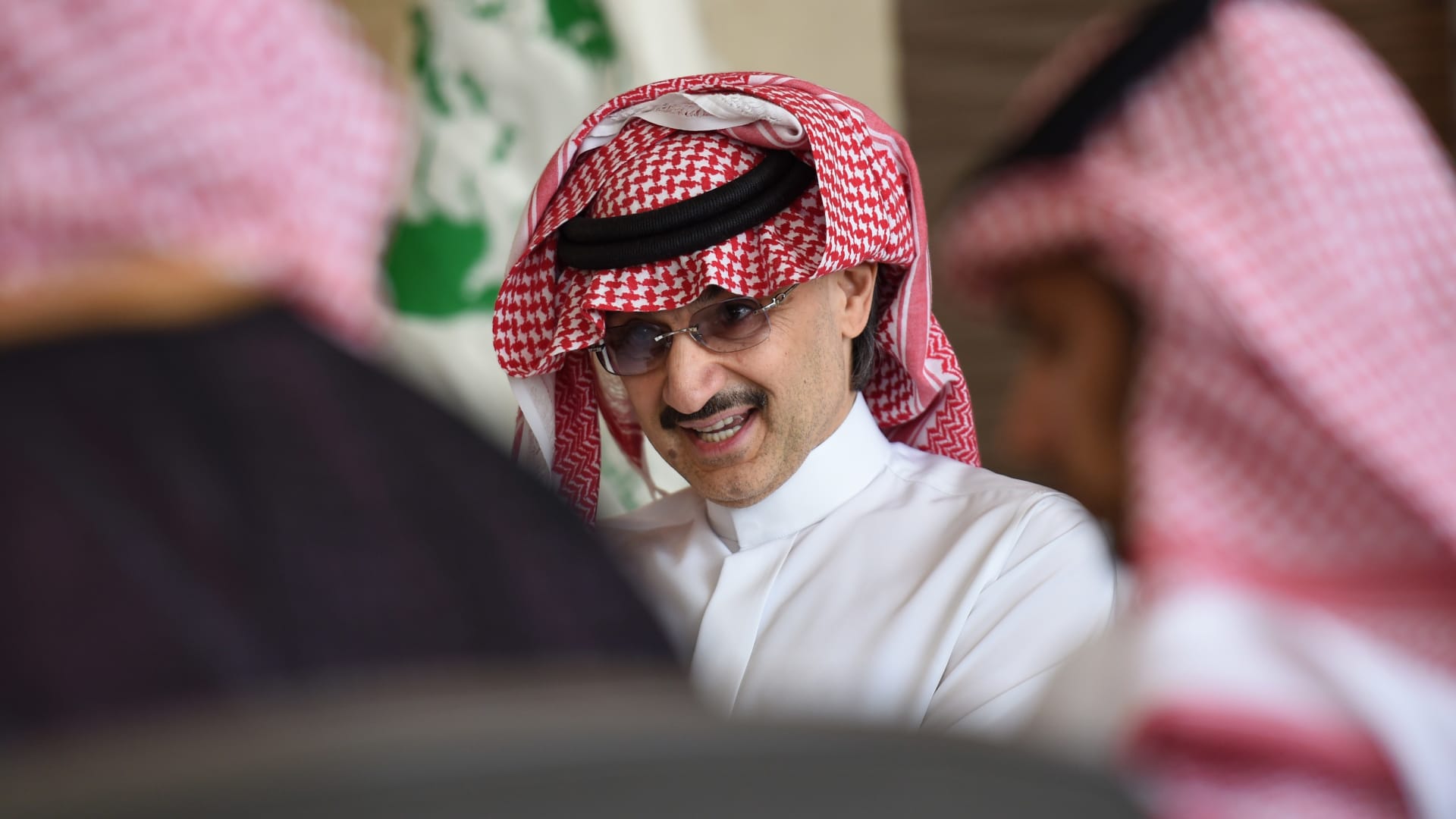 أمير سعودي يعلق على فيديو للأمير الوليد بن طلال "مالك الهلال"