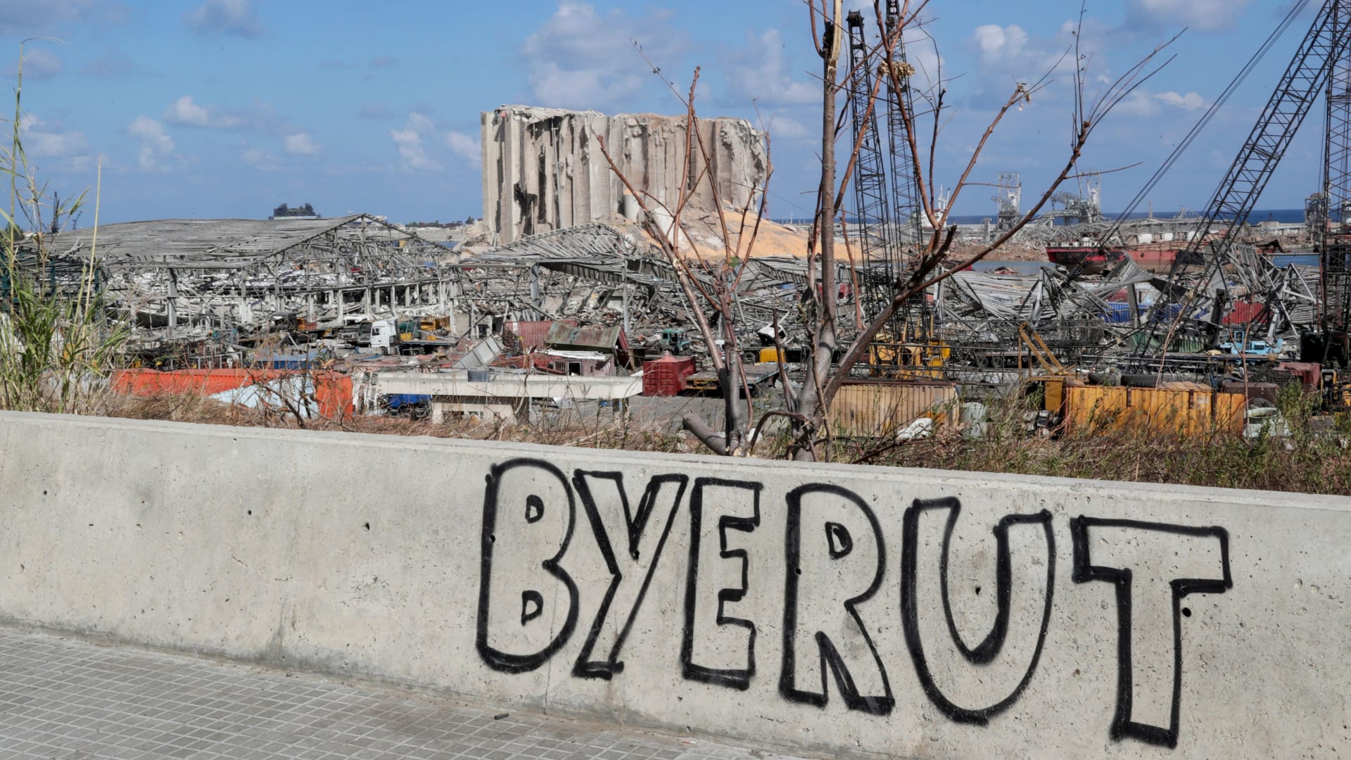لحظة وقوع انهيارات جديدة في صوامع الحبوب بمرفأ بيروت