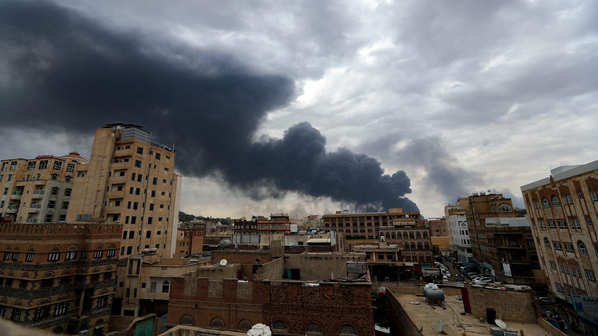 الجيش الإسرائيلي يكشف تفاصيل غاراته على مطار صنعاء ومناطق العاصمة اليمنية