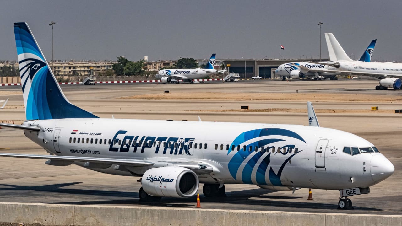 صورة تم التقاطها في 28 مايو 2021 تُظهر طائرة مصر للطيران من طراز بوينج 737 على مدرج مطار القاهرة الدولي في مصر.