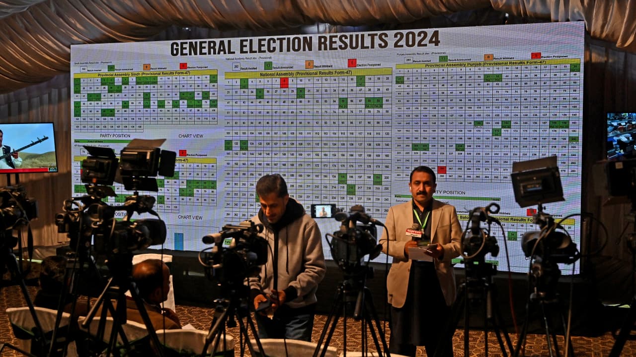 انتخابات باكستان.. تأخير غير متوقع بفرز الأصوات بعد إدلاء الملايين بأصواتهم في اقتراع مثير للجدل