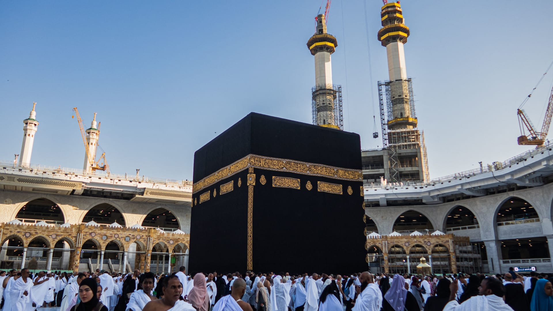 مصر.. كيف تؤثر أزمة النقد الأجنبي على رحلات العمرة؟.. مصادر توضح لـCNN