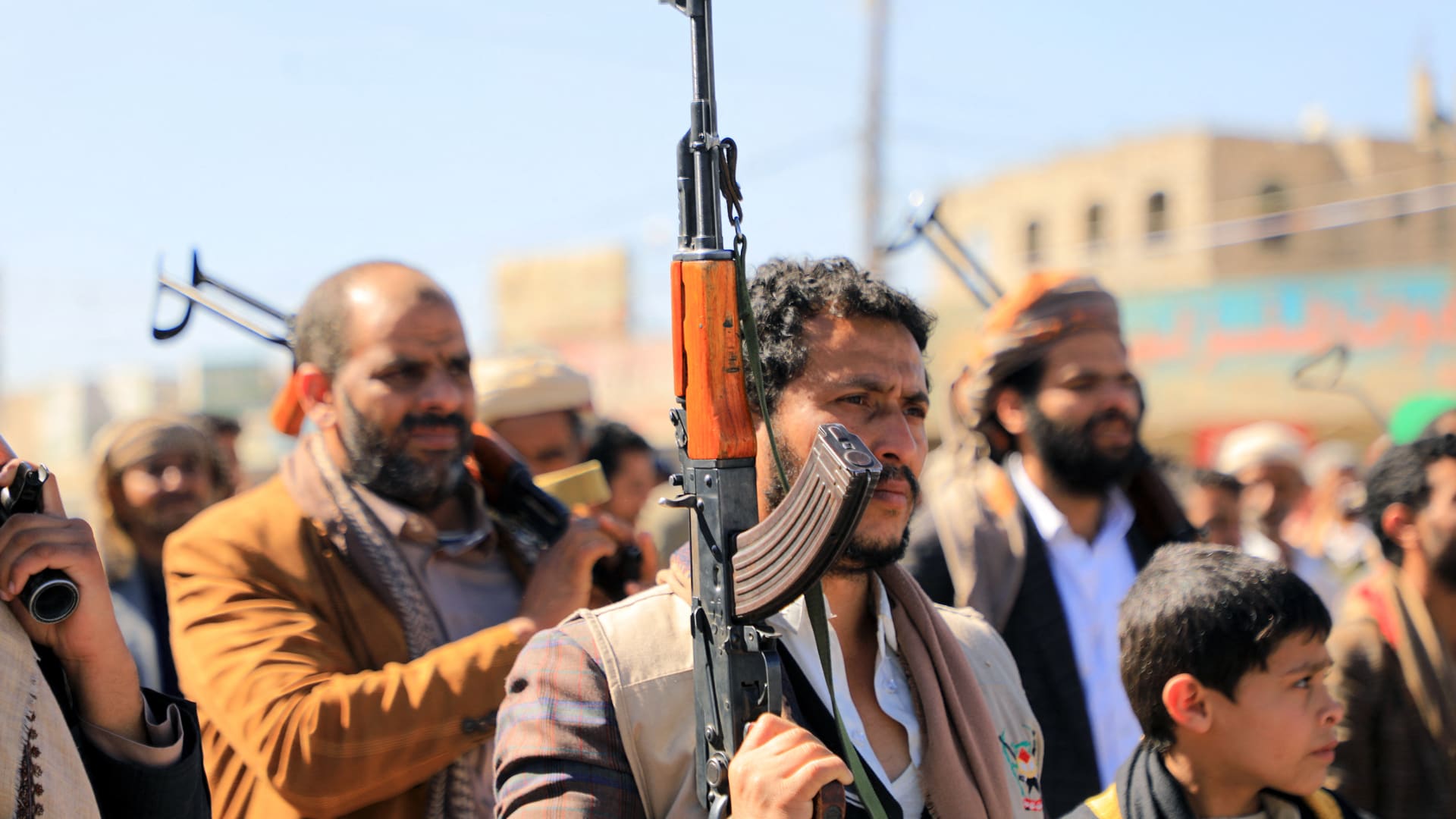 بعد اعتراض مدمرة أمريكية صواريخ قرب اليمن..هل انضم الحوثيون للصراع في غزة؟