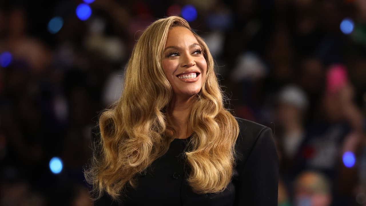 فستان شفاف وعقد عمره آلاف السنين .. أحدث إطلالتين لبيونسيه