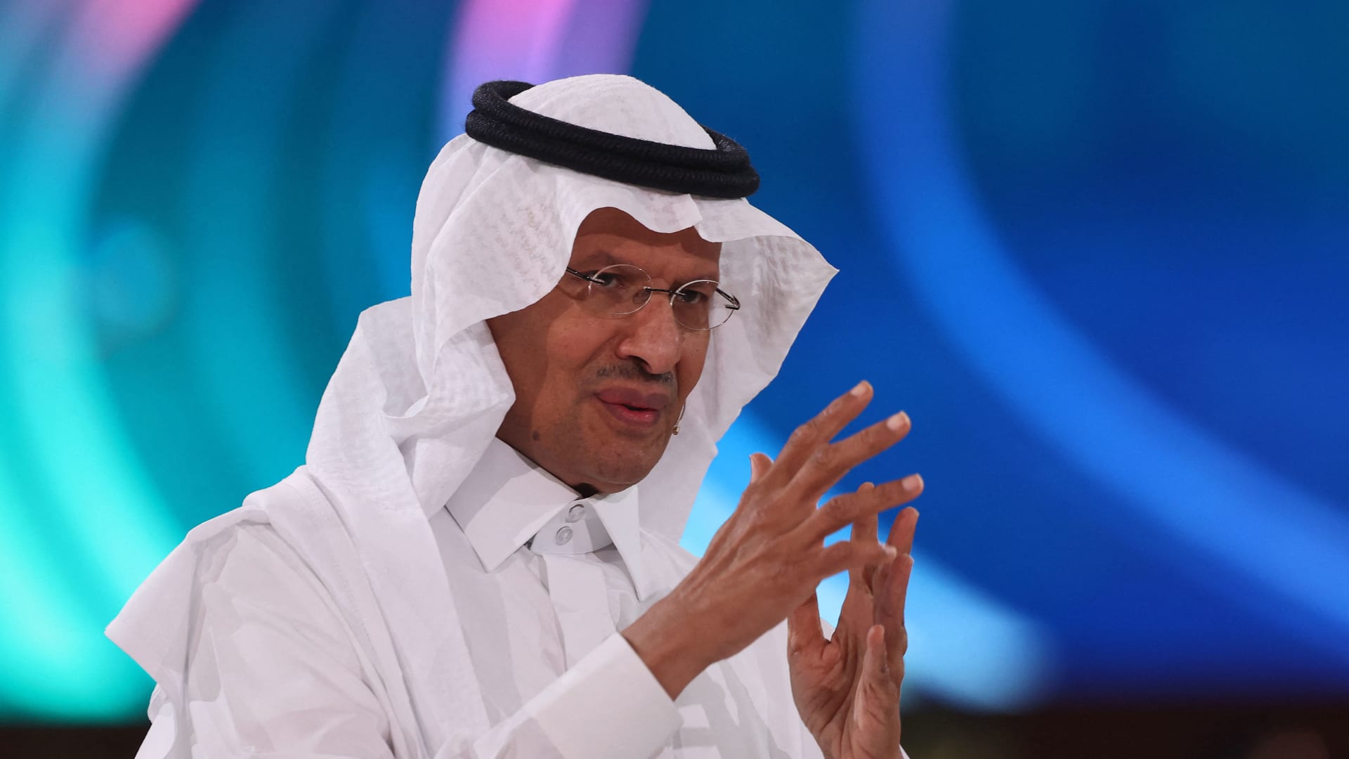 وزير الطاقة السعودي ينتقد غرور بعض المسؤولين: هناك من يُحجم هذا "التورم"