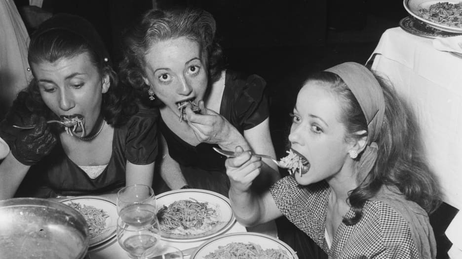 5 عادات شائعة لا تفعلها مباشرة بعد تناول الطعام