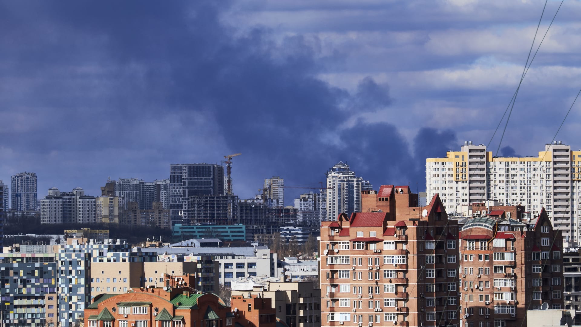 دخان يتصاعد من العاصمة الأوكرانية، كييف، الأحد