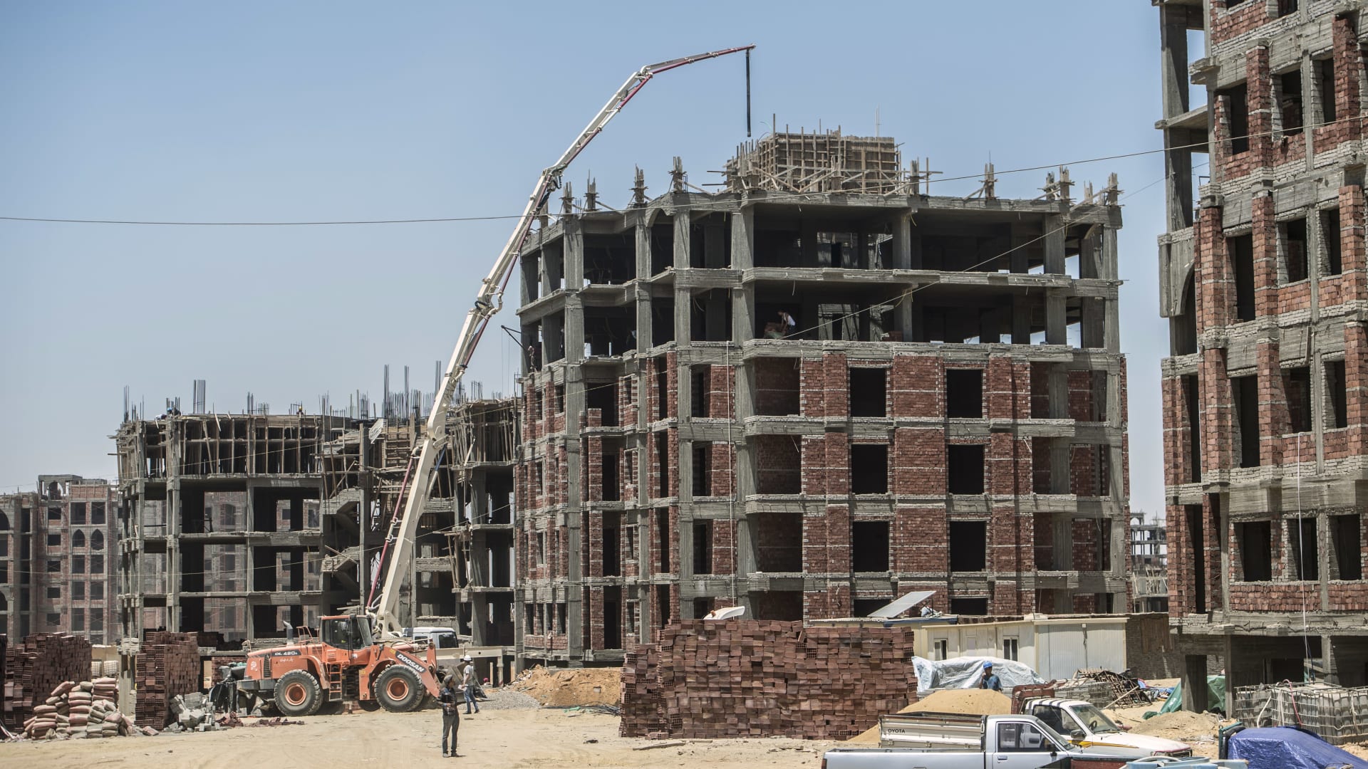 يعملون بدون عقود دائمة أو تأمين.. ماذا قالت البيانات الرسمية عن "عمال التراحيل" في مصر؟