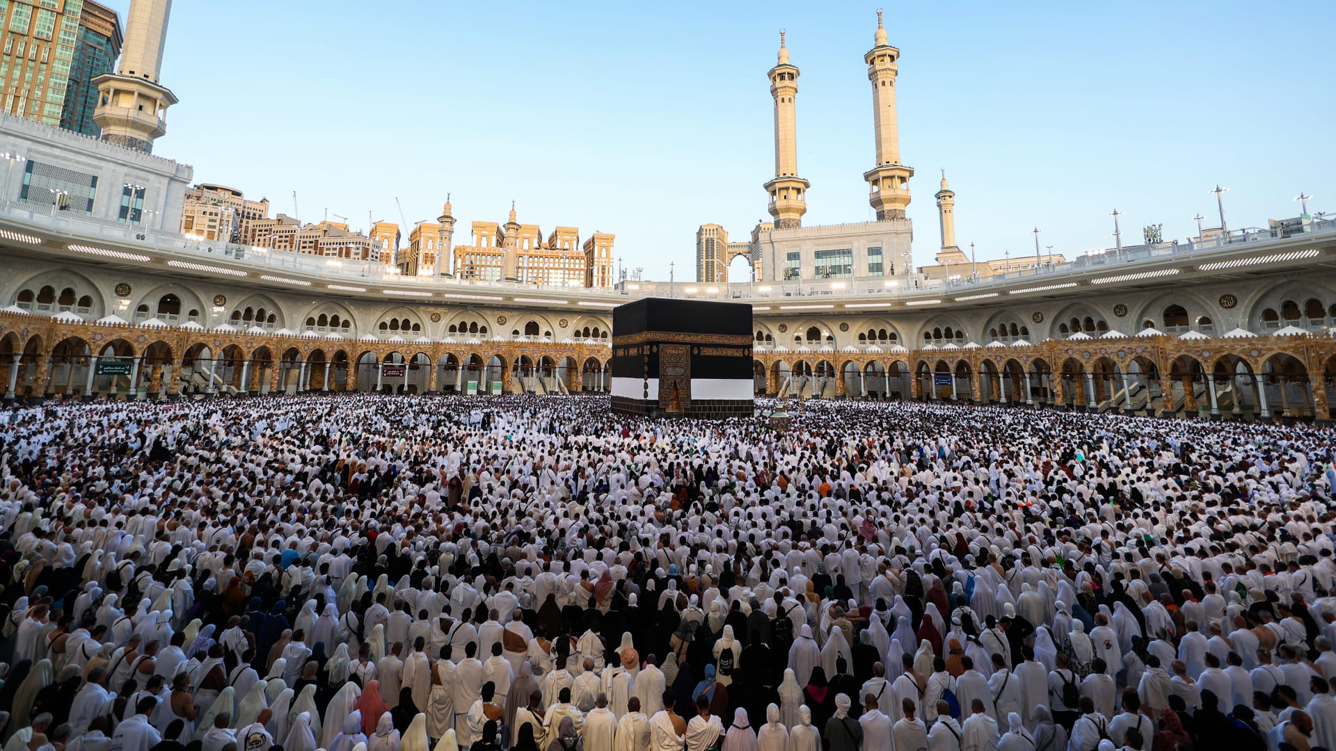 إمام الحرم يشعل تفاعلا بفيديو يرصد تأثره خلال الدعاء للفلسطينيين بأول خطبة جمعة بالعام الهجري الجديد